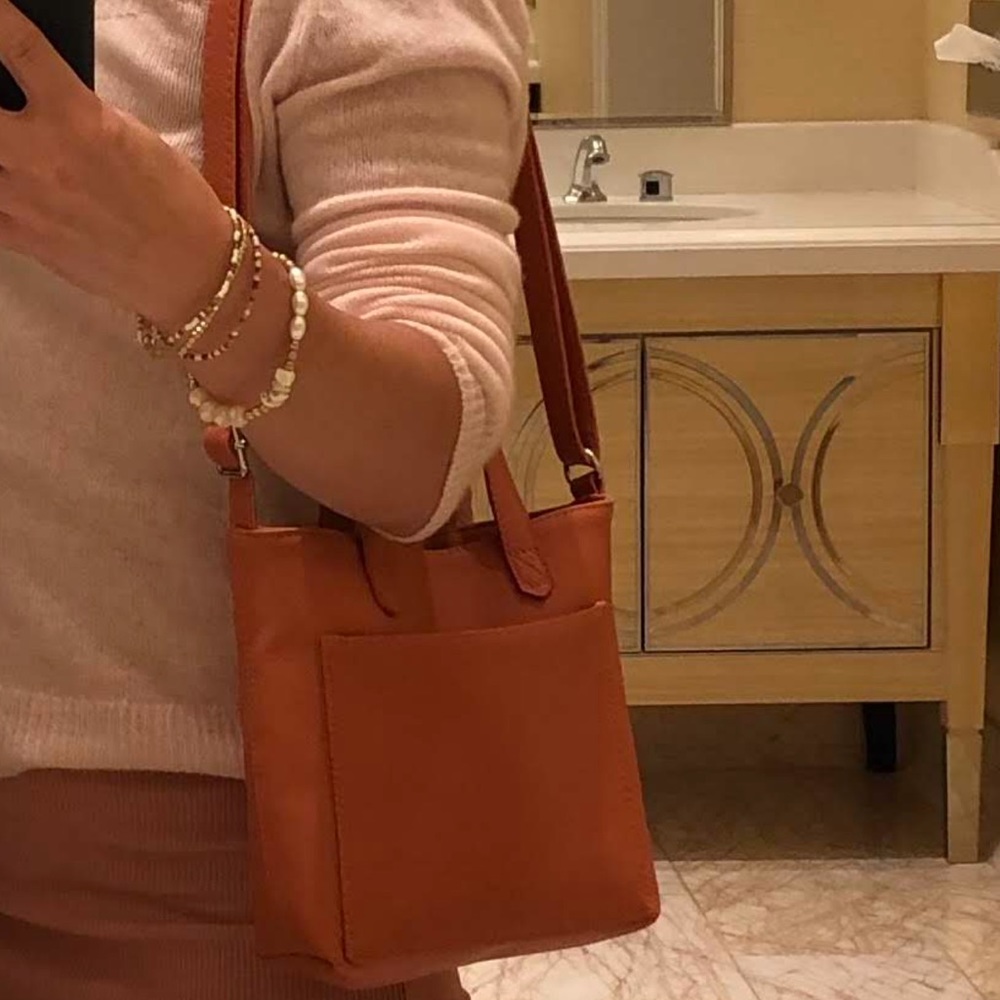 Beautiful dusty pink bag. No name.